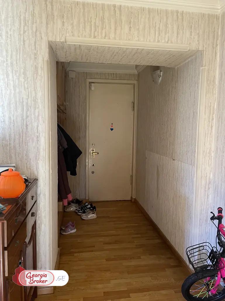 იყიდება ძველი გარემონტებული 3 ოთახიანი ბინა